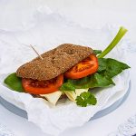 Käsebrötchen mit Spinat und Tomaten - vegetarisches Sandwich