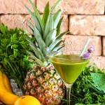 Glas grüner Smoothie mit Ananas Rohkost Kräuter