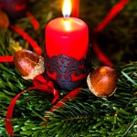 Weihnachtsbild Adventskranz mit roten Kerzen und Deko-Eicheln