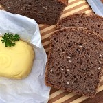 Selbstgemachte Butter und Brot