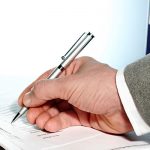 Managerhand Unterschrift Business-Vertrag Kugelschreiber