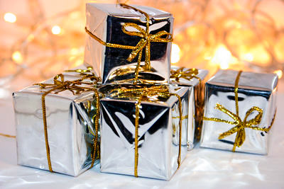 Silberne Weihnachtsgeschenke Weihnachtspäckchen