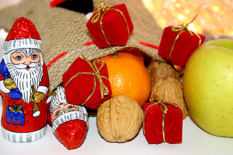Nikolaus-Sack Nüsse Schokolade Orangen Äpfel