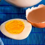 Hartgekochtes halbiertes Ei und Eierschale Eier-Hälfte