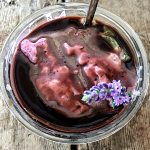 Rohkost Eis-Creme mit Lavendel und Blaubeeren Schokoladensosse
