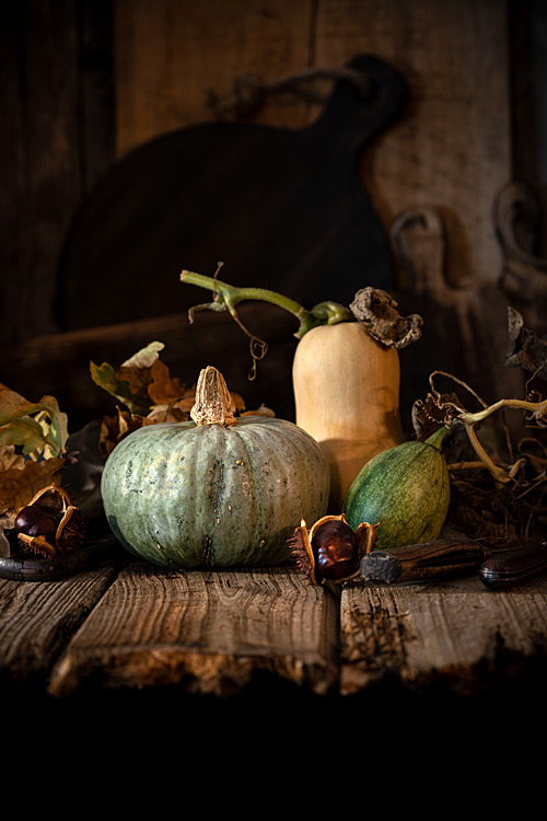 Dark and Moody Herbst Kürbis Stillleben auf altem Holz
